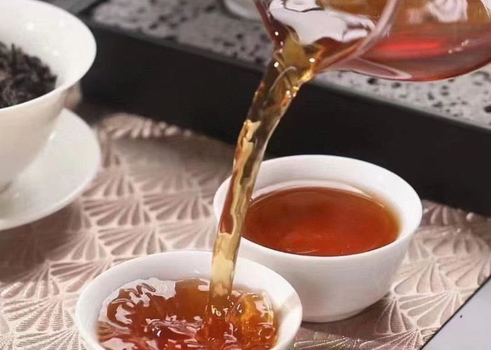 Wuyi rock tea is oolong tea, produced in Wuyi Mountain in northern Fujian, tea trees grow in rock crevices